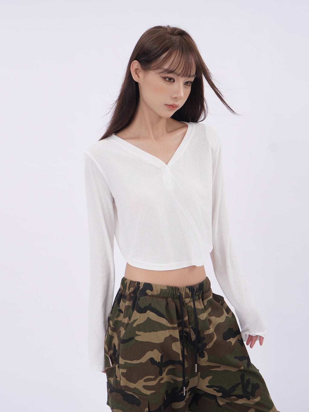 Amerikai stílusú, laza, V-nyakú, hosszú ujjú, napvédő felső, női könnyű, bő, jazz stílusú, sportos, rövid, fehér felső.