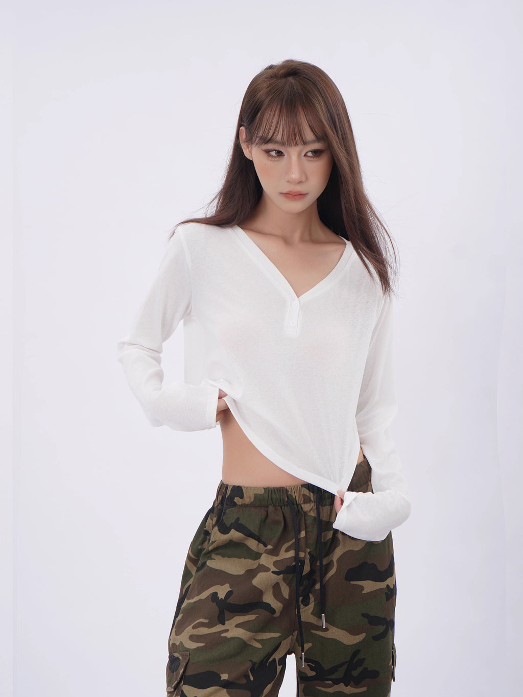 Amerikai stílusú, laza, V-nyakú, hosszú ujjú, napvédő felső, női könnyű, bő, jazz stílusú, sportos, rövid, fehér felső.