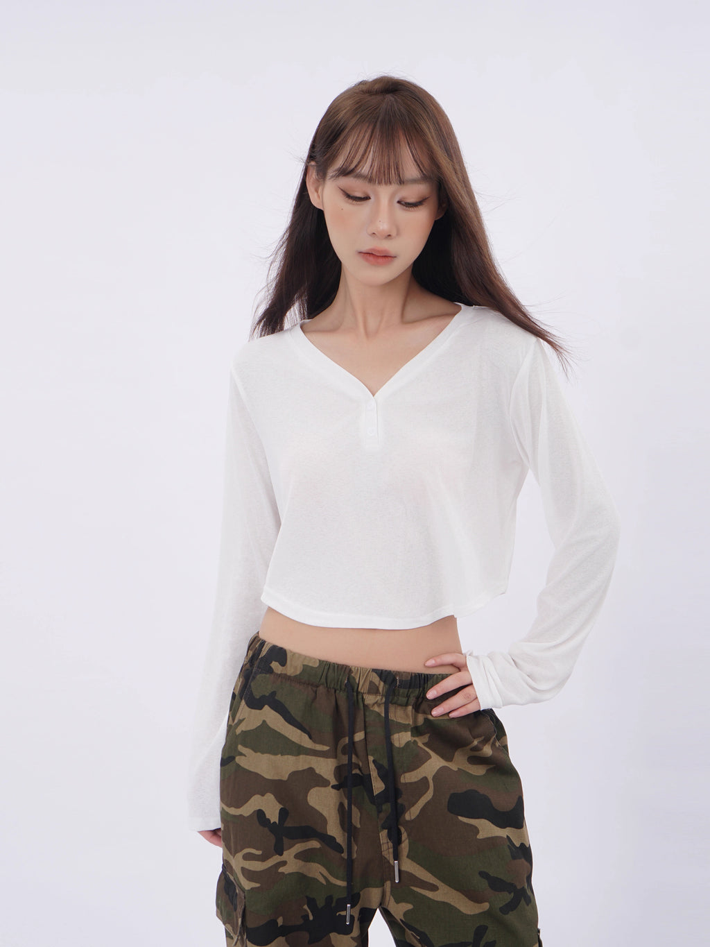 Amerikai stílusú, laza, V-nyakú, hosszú ujjú, napvédő felső, női könnyű, bő, jazz stílusú, sportos, rövid, fehér felső.